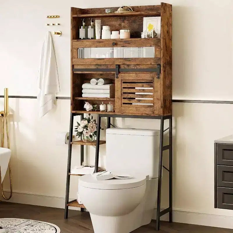 Mobiletto salvaspazio sopra il WC con anta scorrevole in stile fienile