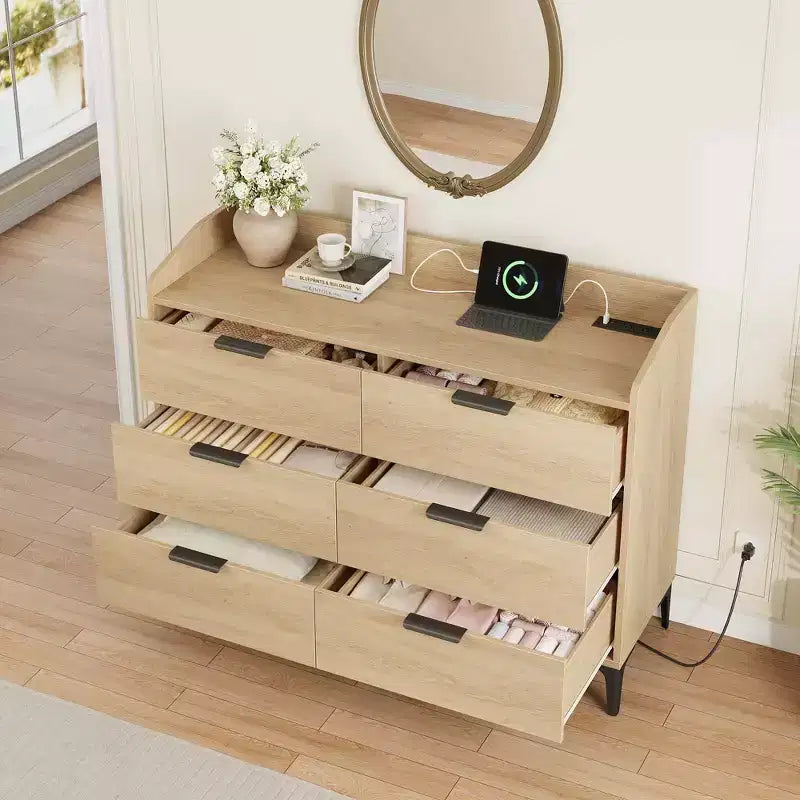 Comodino a 6 cassetti con prese di corrente per la camera da letto